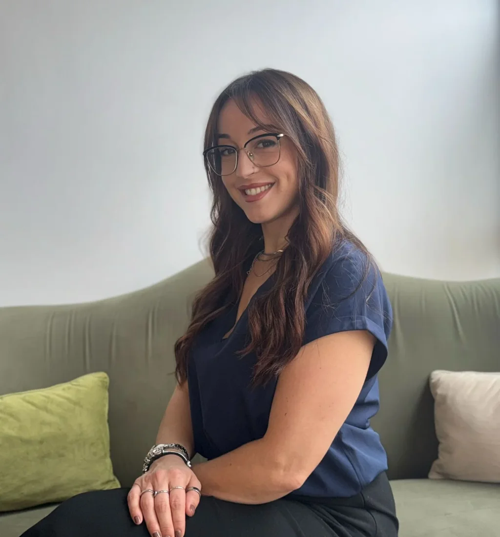 Caricia Profesional de Peluquería y Estilo Cortes de Precisión | Estilismo Orgánico